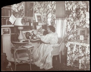 Portret van Elsie de Wolfe in haar residentie, 122 East 17th Street, New York, 1895 of 1896